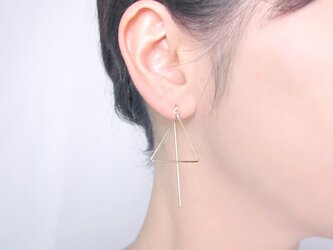シンプルラインの三角ピアス☆14KGFの画像