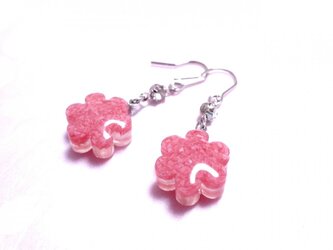 桜貝のピアス・花型の画像