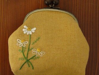 手刺繍・がまぐちポーチ(カモミール）の画像