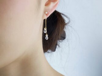 【イヤリング(樹脂ノンホールピアス)】ふた粒しずくクリスタルのワイヤーバックキャッチイヤリング<n_55>の画像