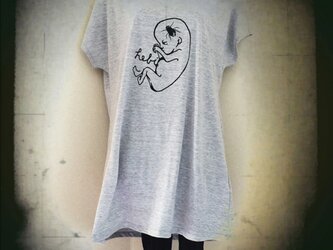 【送料込】胎児Ｔシャツワンピ（グレー）&胎児コースターセットの画像