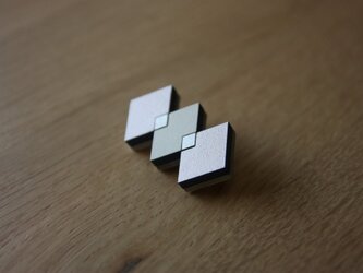 木製のかろやかな-モザイクブローチ-　菱つなぎ・薄香の画像
