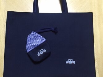 クロスステッチ刺繍＊車★（ポーチつき）紺色のレッスンバッグの画像