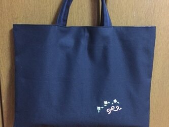 クロスステッチ刺繍＊お花とリボン★紺色レッスンバッグの画像