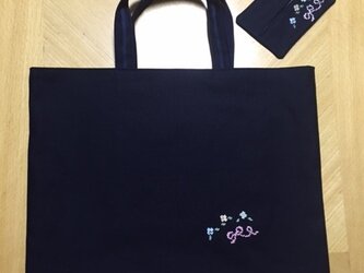 クロスステッチ刺繍＊お花とリボン★(ティッシュケースつき）紺色レッスンバッグの画像