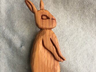 wooden rabbit brooch 06aの画像