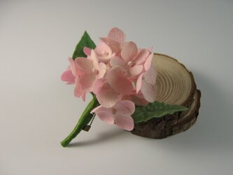 手染め布花 ピンクのアジサイ(紫陽花)のコサージュの画像