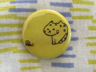 ブサ猫刺繍の缶バッヂの画像