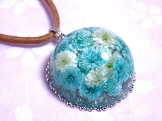 かすみ草のドーム型ペンダント・水色の画像