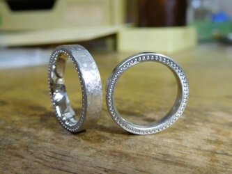 結婚指輪 手作り（鍛造＆彫金）打ち出し＆ミル打ちの最強コラボリング・艶消しが重厚感を引き立てるの画像