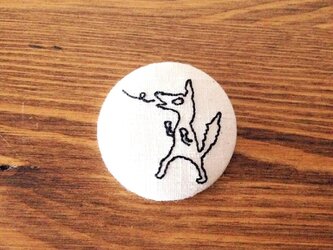 刺繍ボタンブローチ　「藁の家を吹き飛ばすオオカミ」の画像