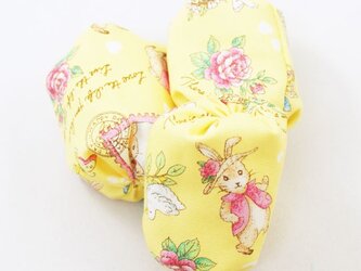 お手玉　蝶や花と戯れるうさぎ柄のたわら型 ３つセットの画像