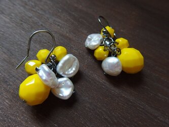 【アンティーク風】いぶしたシルバーと黄色のピアスの画像