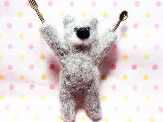 いただきますクマのブローチの画像