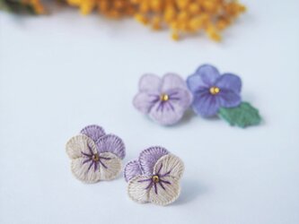 [受注制作]ビオラの刺繍ピアス・イヤリング（simple）の画像