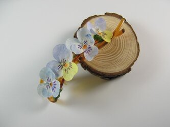手染め布花 ブルー・紫・黄色のパンジー・ビオラのヘアクリップ（ツイストクリップ）の画像