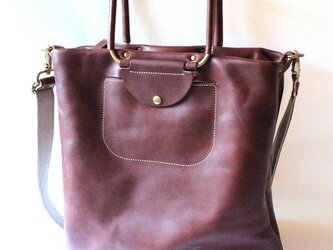 可動ハンドルの2wayレザーバッグ。の画像