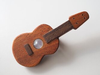 楽器と同じ材料で制作したukuleleブローチ 白蝶貝verの画像