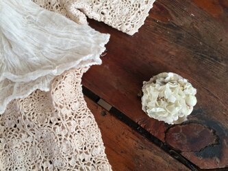 布花ブローチ　アイボリーのお花畑の画像