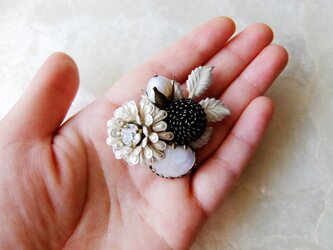 【SOLD】ポンポン菊と淡水パールのつぼみブローチの画像