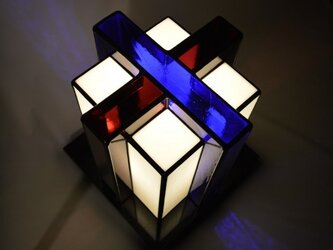青と紫のクロスランプの画像