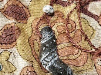 ☆値引き☆陶玉ペンダント　みかげにょろの画像