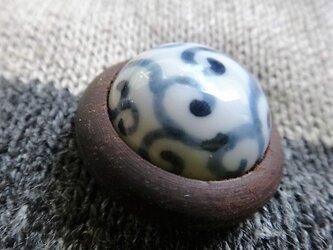 ボタン　磁器と紫檀　唐草の画像
