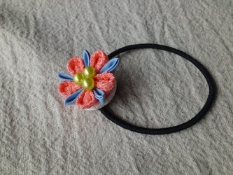 小花のヘアゴム（つまみ細工）の画像