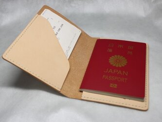 ヌメ革 手縫いのパスポートケース（ナチュラル色）の画像
