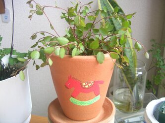 赤い馬の植木鉢の画像
