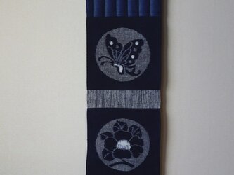 手織り久留米絣：白抜き蝶と椿の掛軸（J-１）の画像