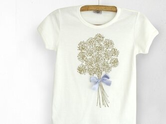 シロツメ草の花束Tシャツの画像