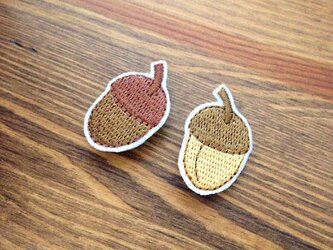 刺繍ブローチ　「どんぐり」の画像