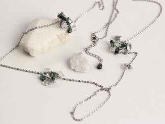 エメラルドとクリスタル（水晶）の朝露ロングネックレスの画像