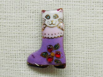 ねこ （紫ブーツの白猫2016)の七宝焼ミニブローチ 【受注制作】の画像