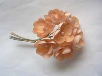 サーモンピンクの梅小花コサージュ（小）の画像