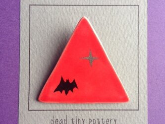 陶 ブローチ コウモリ　brooch (bat) 赤　三角の画像