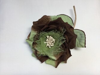 アンティーク風な薔薇のコサージュの画像