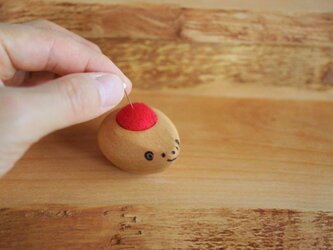 ハリネズミ赤ちゃんの羊毛ピンクッション【針山】　赤色の画像