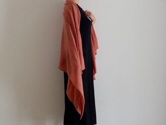 茜染め　軽いウールのストールの画像