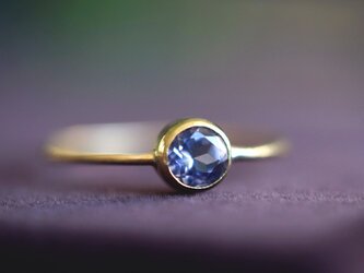 K18アイオライトの4mmラウンドカット覆輪リング　～Irene