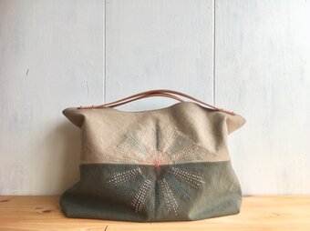 ヌメ革持ち手 刺繍入りくったり鞄