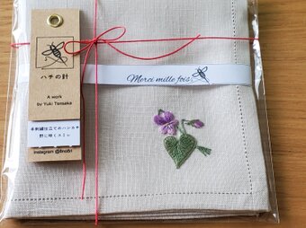 プレミアムver 野に咲くすみれ｜手刺繍＆手仕立てのソフトリネンハンカチの画像