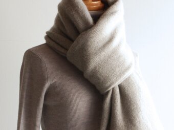 AND WOOL　|　手編み機で編んだカシミアセーブル大判ストール　モカベージュの画像