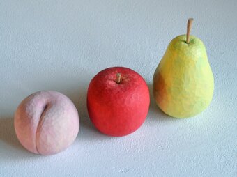 木彫りの桃とりんごと洋なしの画像