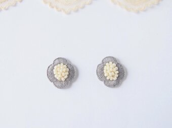 ［受注制作］ホワイトビーズと刺繍のお花ピアス・イヤリング（grey）の画像