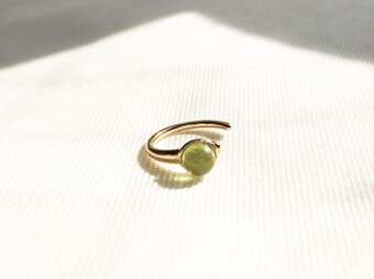 １粒宝石質ペリドットのイヤーカフの画像