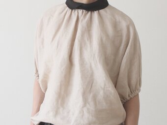 クレリック衿が上品で大人かわいいバックくるみ釦ボリューム袖フレンチリネンブラウス5分袖/ベージュクレリックの画像