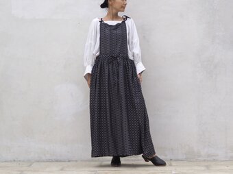 エプロンワンピース／ブラック