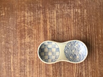 染付足付き二円皿-市松青海波の画像